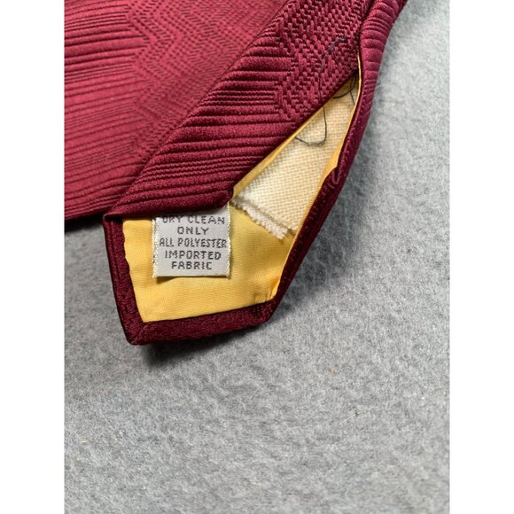 Red Polyester Mens Tie with Zigzag Pattern 4.5 Inch width Necktie - Picture 3 of 5